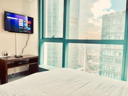 Thompson Suites Queen Room, One Uptown Residences, XBOX & Netflix