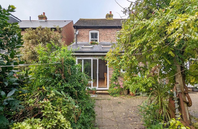 Thorney Road - a cottage that sleeps 4 guests in 2 bedrooms