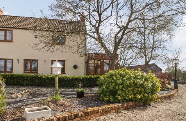THORNEYBEES HOUSE, pet friendly, character holiday cottage in Taunton