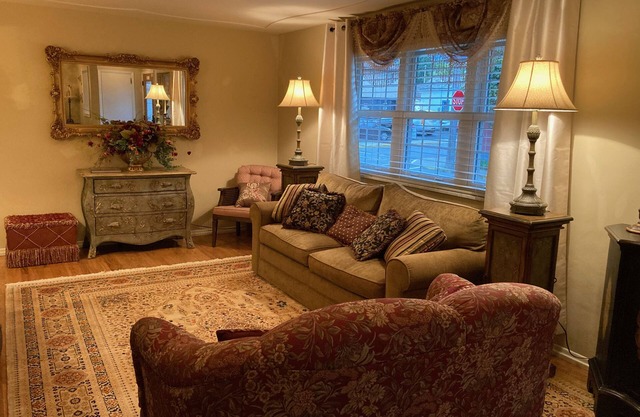 Thoughtfully decorated 3 bedroom Home in Historic Harmony