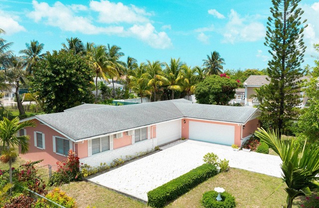 Three bed two bath located in beautiful Nassau Bahamas