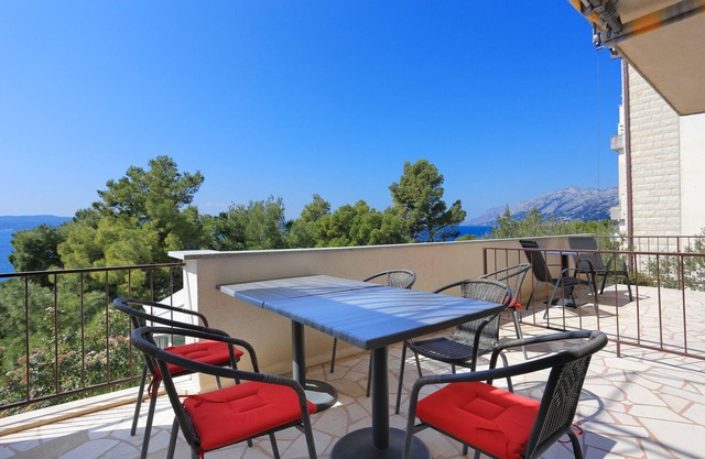 Three bedroom apartment with terrace and sea view Brela, Makarska (A-2718-a)