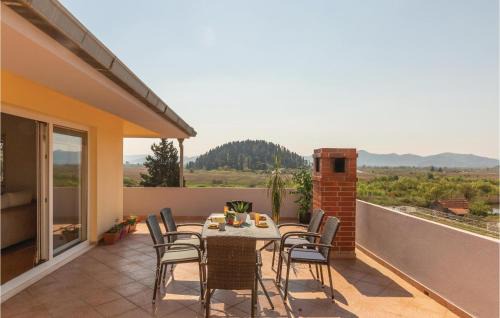 Three-Bedroom Apartment In Rogotin