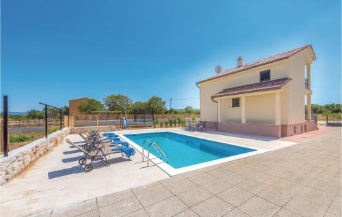 Three-Bedroom Holiday Home In Pakovo Selo