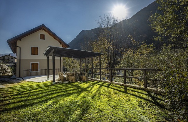 Three Bedroom RiverView Apartment with Balcony
