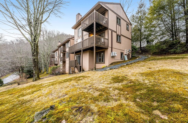 Three-level townhome with WiFi, gas fireplace, foosball, & mountain-view decks