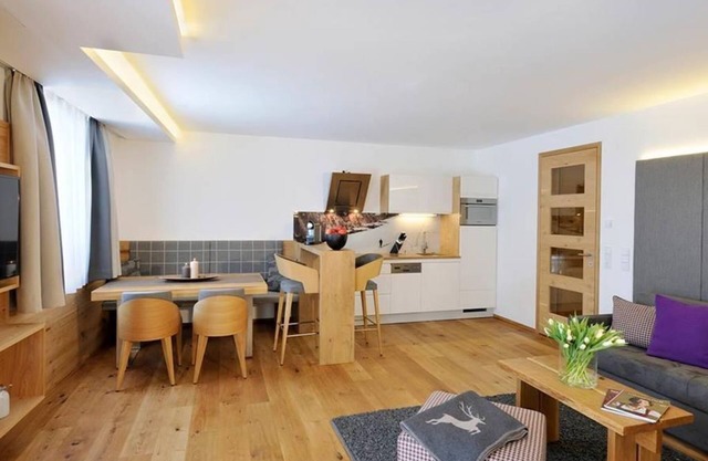 Three - Six - Sunnsait Apartments