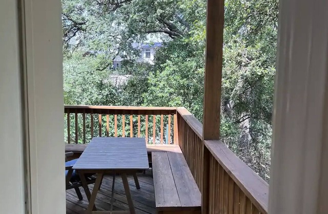 Three-story mansion near downtown, centrally located, sleeps 10