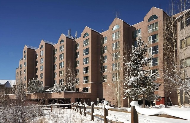 Thrilling Ski Experience! Four Units, Breakfast, Shuttle, Outdoor Jacuzzi!