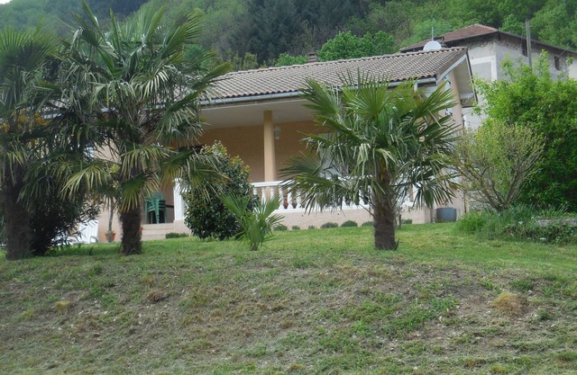 THUEYTS house located in a large plot with oleanders and palm trees