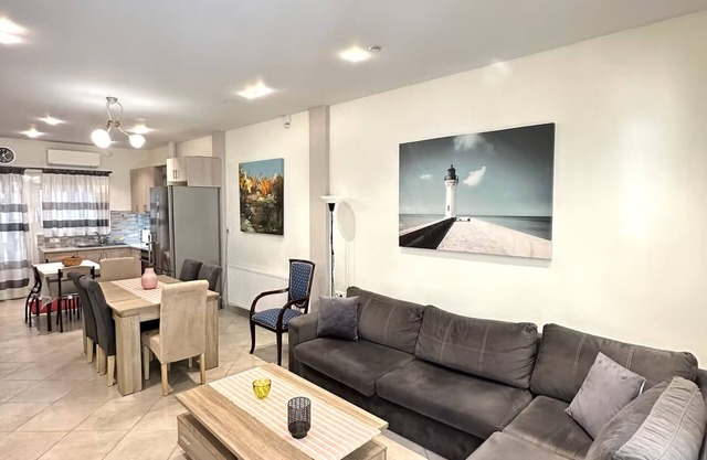 Tide & Tonic: stylish 2bd apartment, Paleo Faliro