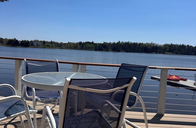 Tides cottage on quiet tidal inlet with kayaks and fire pit