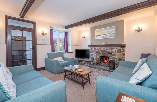 Tides Reach, Holiday Cottage Cwm yr Eglwys, Sleeps 6, 3 bedrooms, bathrooms