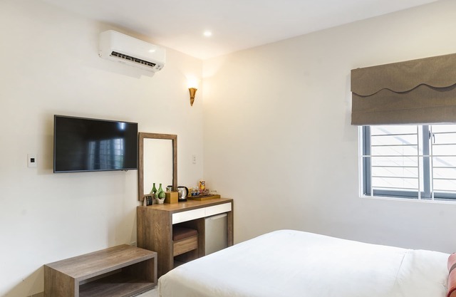 TIDY QUEEN ROOM, SMART TV, BEACH AREA, with BREAKFAST