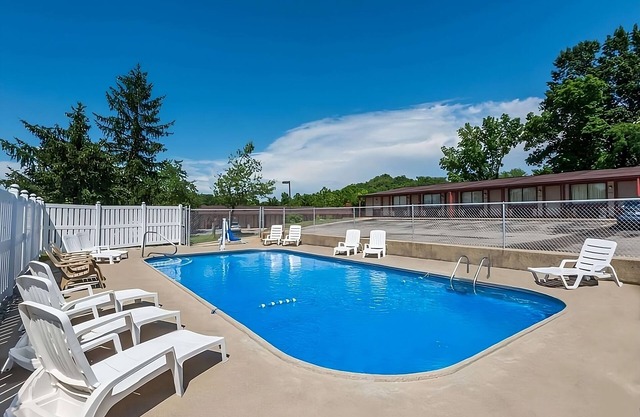 Tidy Unit, Outdoor Pool, Free Parking, WiFi, Pets Allowed
