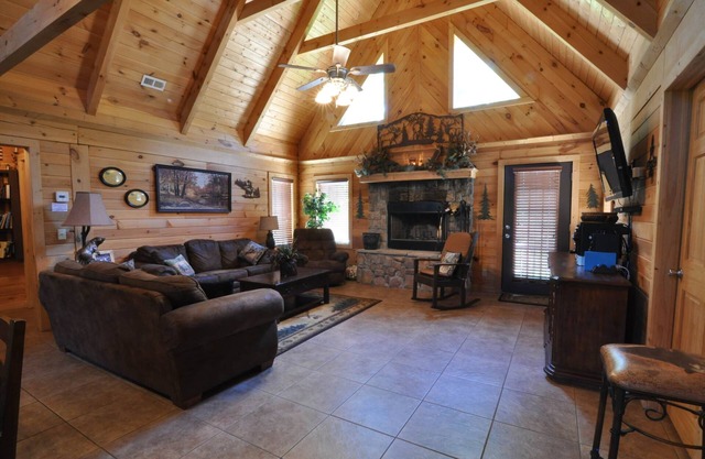 Timber Mountain Lodge, Private Hot Tub .1 Mi to Thunder Ridge; 10 min Branson