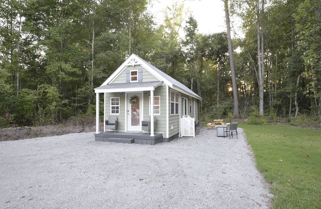 Timber Tiny House~ Screen Porch~ Fire Pit~ Private Driveway~ Country Getaway