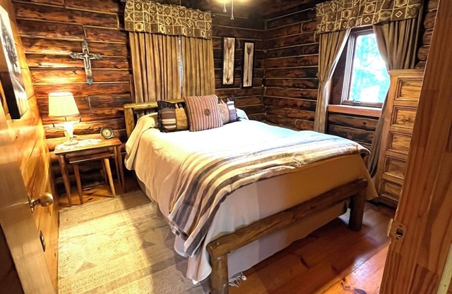 Timberline Cabins - The Wilmington Cabin - Hot tub, WiFi, Pets, Fireplace