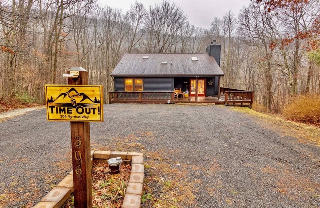 Time Out! Hot Tub! Fire Pit! New Deck, sleeps 10+