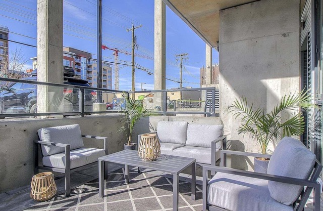 Timeless & Contemporary Condo in Kensington with Large Patio