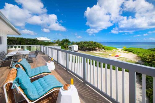 Timmys Place - Charming Oceanfront Villa with Direct Beach Access and Scenic Views