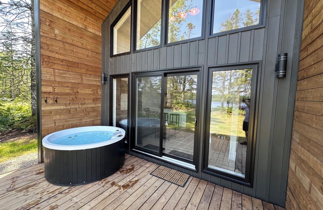 Tiny 1 (private hot tub)