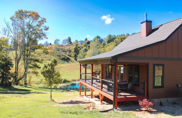 Tiny 1br Cabin w/ Loft & Fire Pit in Boone
