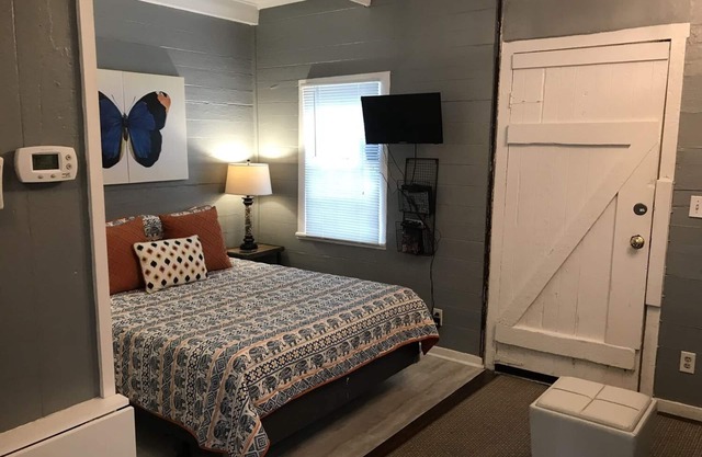 Tiny Cottage 535 in Savannah's Landmark Historic District