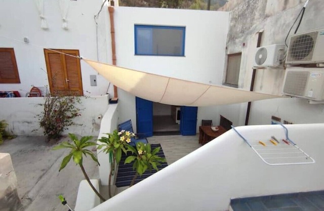 Tiny House "Bonsaus," Rinella's black beach