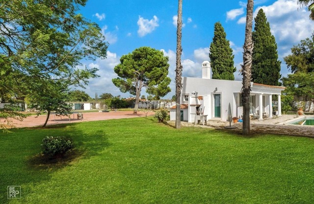 Tiny House with Pool in Pinhal Novo by Hostlovers