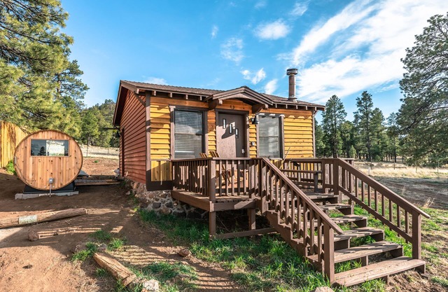 Tiny Mountain View Sauna Cabin on 1.5 acres in the Coconino National Forest