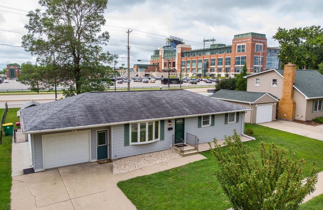 Titletown Dream Stay- Fire pit, Stadium Views - Across from Lambeau Feild
