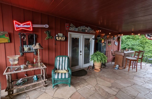 Toad Hill: Great views! Minutes to UT & Airport! Pet Friendly!