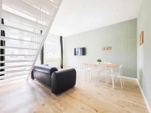 Tolstov Apartments - 4 Room Apartment - Maisonette - Balcony - 20 Min Messe DUS and Old Town DUS