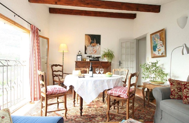 Top Apartment with air conditioning and * Large Heated Pool *