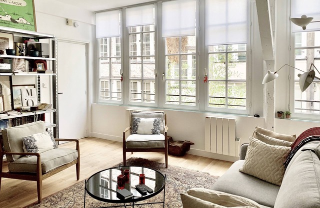 Top cozy apartment in the Upper Marais Area