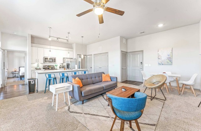 Top Floor 2BR King Beds Suite, 8 Min to Downtown