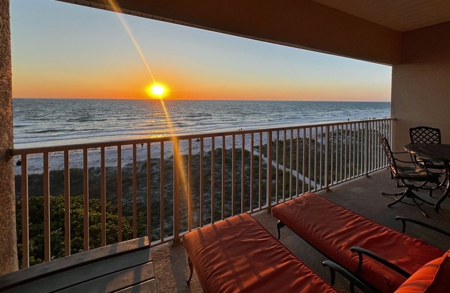 Top Floor IRB Beachfront Heaven At Oceanside! Walkable to Best of IRB!