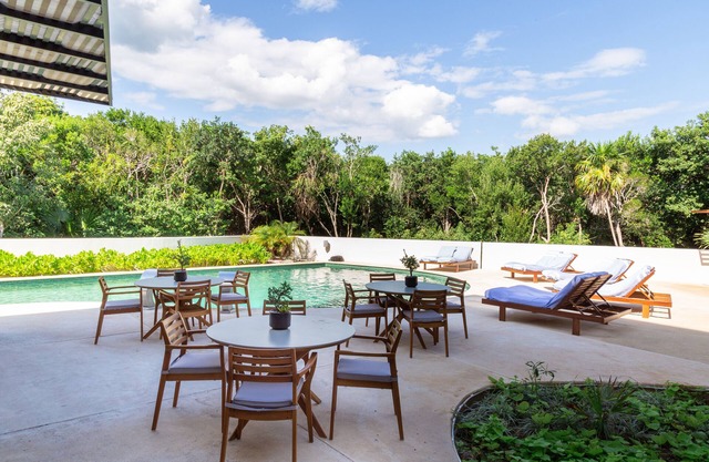 Top Floor Jungle Apartment Pool Rooftop BBQ 402A