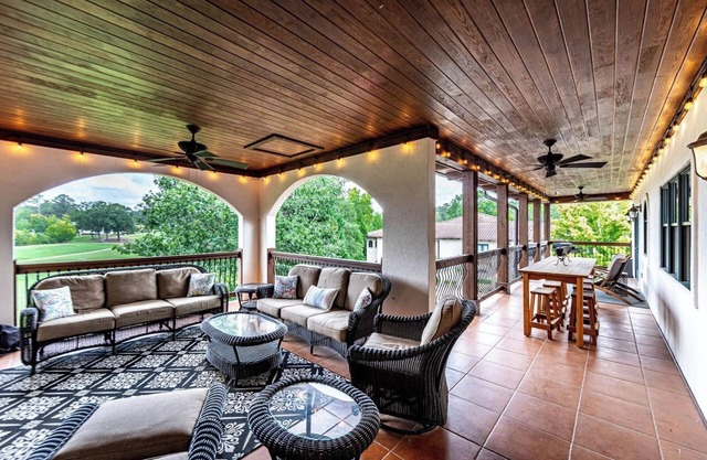 Top-floor Lake Oconee condo with fairway-view balcony, full kitchen