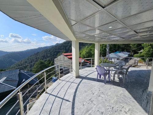 Top-Floor Stay with Mountain View, Khaira Gali, Murree
