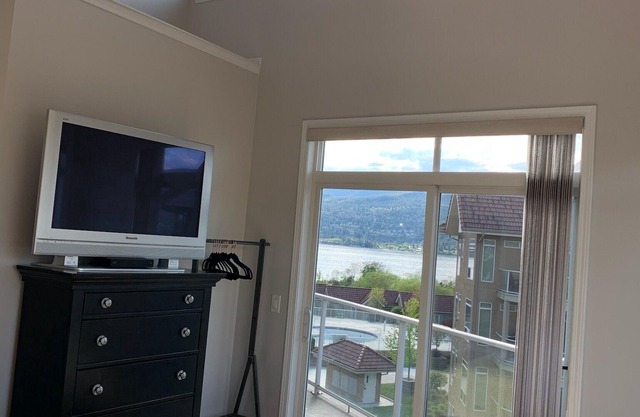 Top floor unit in Discovery Bay with lake views from the patio!