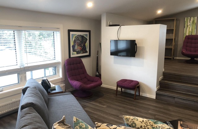 Top loft garage suite close to Whyte Ave & University. Quick access to Downtown.