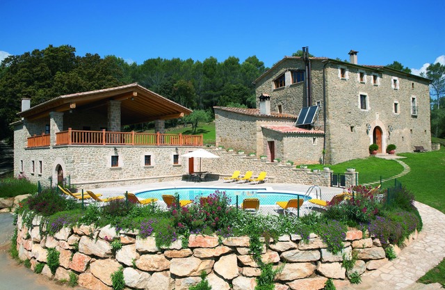 Top-rated 1200m2 mansion, 34+ guests. 17BR & 16BA. Pool terrace bbq games views!