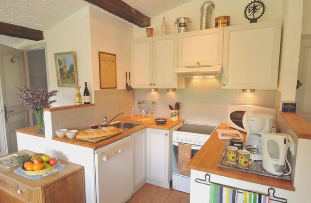 Top Studio with * Large Heated Pool *
