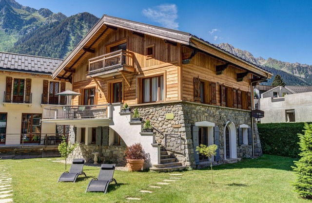 Town center at the foot of the Aiguille du Midi, two apartments, Mont Blanc view