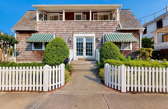 Town of Rehoboth Beach - charming dog-friendly home close to beach & boardwalk