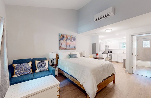Town of Rehoboth Beach updated studio with AC, kitchen, & W/D - walk everywhere