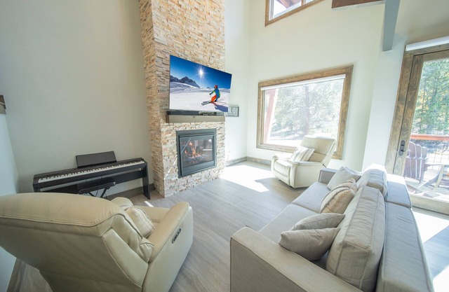 Townhome with a free shuttle and private laundry