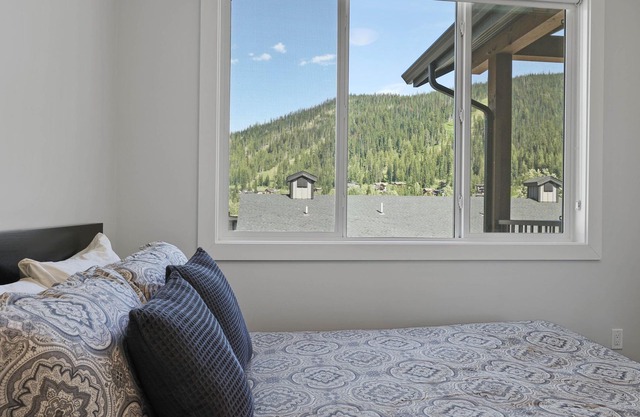 Townhome with Garage, 3 Bedrooms and Hot Tub